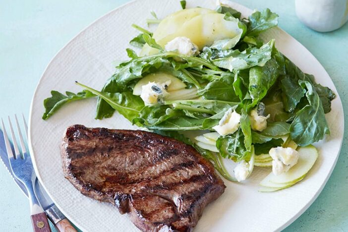 barbecued rump steak with arugula pear and blue cheese salad and vinagrette sq